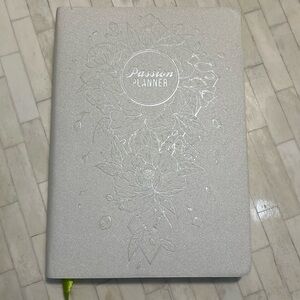 Passion Planner Small Daily Undated in White Blossom